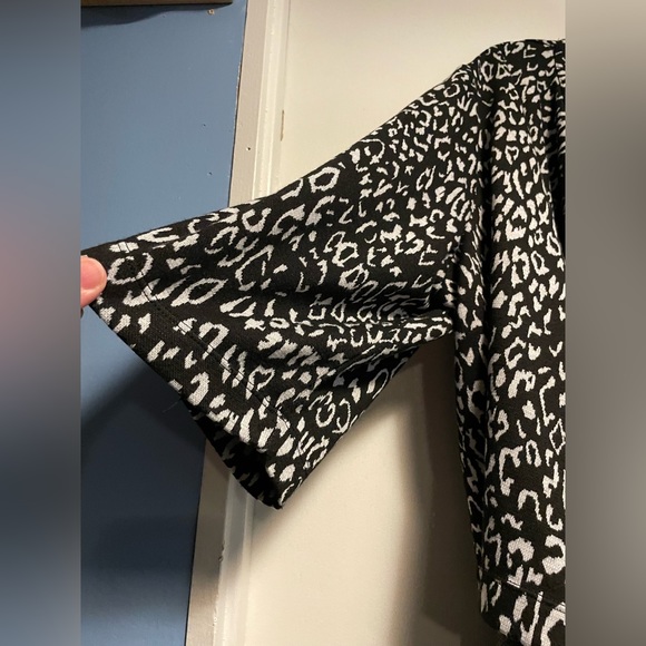 AE Sport Cropped Cardigan 3/4 Sleeve Women’s Sweater Black w White Animal Print - Picture 6 of 11